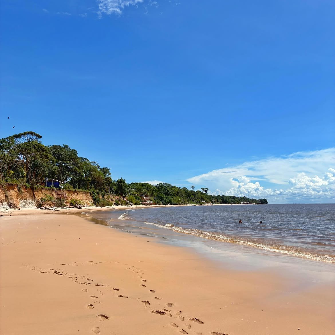 Praia próxima à Casa Raízes em Cotijuba