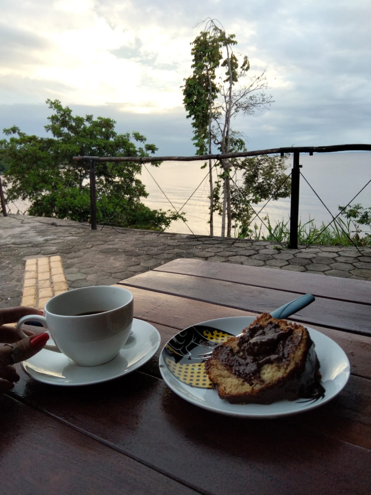 Café da manhã servido no restaurante da Casa Raízes